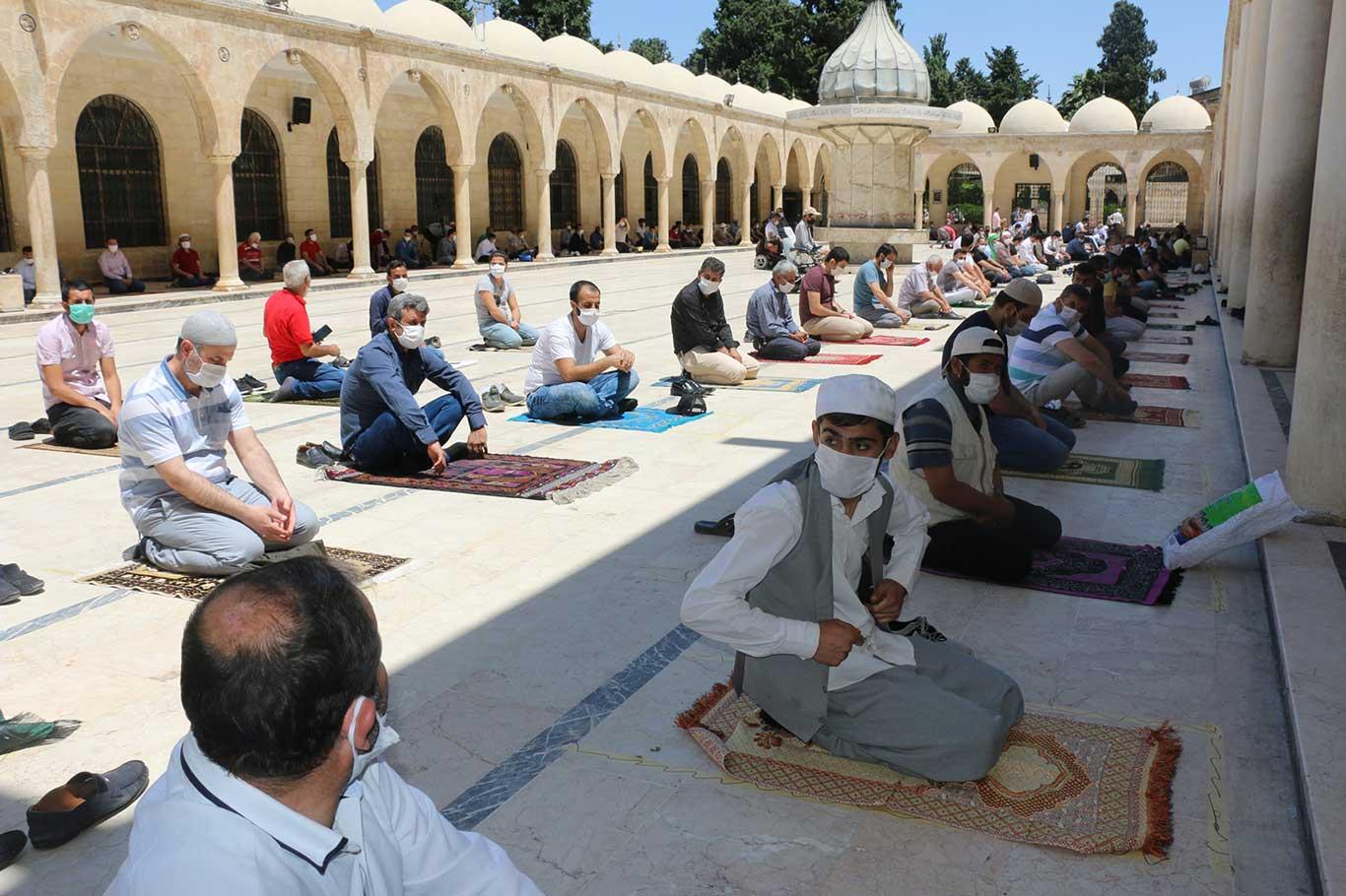 Şanlıurfa’da uzun bir aradan sonra ilk Cuma namazı kılındı